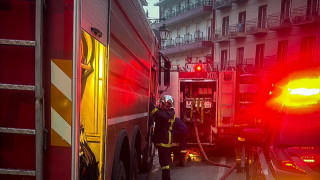 Σε ύφεση και χωρίς ενεργές εστίες η πυρκαγιά σε εγκαταλελειμμένο ξενοδοχείο στο Λουτράκι