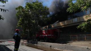 Φωτιά στο Αιγάλεω: Kαίει για πάνω από 16 ώρες – Αναζωπύρωση και διακοπή κυκλοφορίας στην Ορφέως