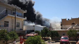Στις φλόγες παραδόθηκαν σπίτια από τη μεγάλη φωτιά σε αποθήκη ξυλείας στο Ηράκλειο