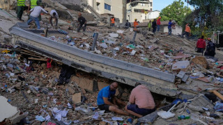 Βενεζουέλα: Οικογένειες σκάβουν με τα χέρια στα ερείπια - Πάνω από 50.000 οι αγνοούμενοι
