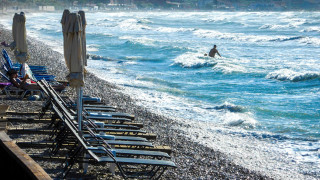 Κεφαλονιά: Τουρίστρια τραυματίστηκε στα πλευρά από ομπρέλα που την πήρε ο αέρας