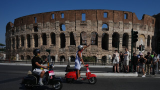 Πάνω από 10.000 βέσπες κατέκλυσαν στη Ρώμη - Εντυπωσιακές εικόνες γύρω από το Κολοσσαίο