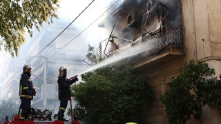 Φωτιά στην Καλλιθέα: Με εγκαύματα στο πρόσωπο και παροχή οξυγόνου δύο εθελοντές πυροσβέστες