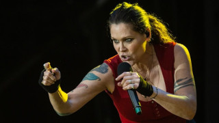 Στη Μύκονο για διακοπές η Beth Hart πριν τη συναυλία στον Λυκαβηττό