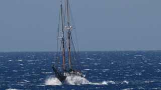 Ιστιοφόρο βυθίστηκε στα ανοιχτά της Νισύρου - Καρέ καρέ η διάσωση των δύο επιβατών