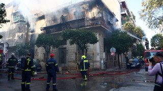 Μεγάλη φωτιά σε διώροφο κτήριο στην Καλλιθέα: Επιχείρηση απεγκλωβισμού, πληροφορίες για τραυματίες