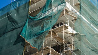 Λουτράκι: Σκαλωσιά υποχώρησε και κατέρρευσε σε σταθμευμένο αυτοκίνητο