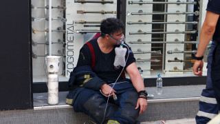 Φωτιά στην Καλλιθέα: Με εγκαύματα στο πρόσωπο και παροχή οξυγόνου δύο εθελοντές πυροσβέστες