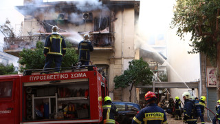 Εκτεταμένη φωτιά σε διώροφο κτήριο στην Καλλιθέα - Επιχείρηση απεγκλωβισμού