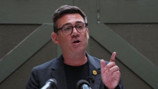 Άντι Μπέρναμ: Στο Ηνωμένο Βασίλειο «ξοδεύουμε πάρα πολύ χρόνο σε διαφωνίες και όχι σε πράξεις»