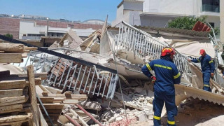 Κατάρρευση τετραώροφης πολυκατοικίας στα Πετράλωνα - Πληροφορίες για εγκλωβισμένους