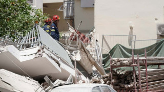 «Έριχναν μπετό για να το σταθεροποιήσουν»: Κάτοικος Πετραλώνων για το κτήριο που κατέρρευσε