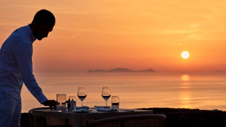 Luxury hospitality εμπειρίες υψηλών απαιτήσεων με φόντο το πιο διάσημο ηλιοβασίλεμα στον κόσμο