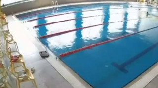 Η στιγμή που ρωσικό drone χτυπά κολυμβητήριο στη Ζαπορίζια - Τέσσερις τραυματίες