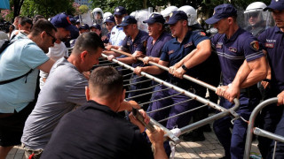 Αλβανία: Σφοδρές συγκρούσεις διαδηλωτών με την αστυνομία έξω από το κοινοβούλιο