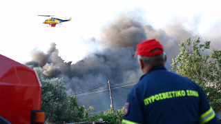Πύρινη κόλαση στο Ωραιόκαστρο: Την καταστροφή αποτυπώνει το πρώτο φως της ημέρας - Άρχισαν ρίψεις