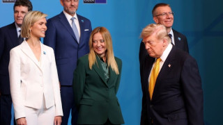 Δύο ξένοι στην ίδια σύνοδο: Το δολοφονικό βλέμμα της Μελόνι στον Τραμπ και η παγωμένη χειραψία