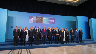 Δύο ξένοι στην ίδια σύνοδο: Το δολοφονικό βλέμμα της Μελόνι στον Τραμπ και η παγωμένη χειραψία