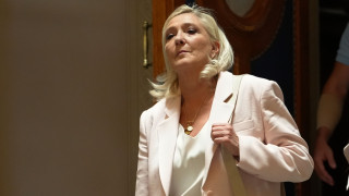 Γαλλία: Η Μαρίν Λεπέν αρχίζει προεκλογική εκστρατεία παρά την καταδίκη της - Το «παράθυρο» του νόμου
