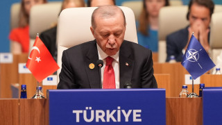 Ένα περίστροφο και έξι σφαίρες: Δεν ξέρουν τι να κάνουν οι ηγέτες του ΝΑΤΟ το δώρο του Ερντογάν