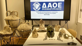 Αρχαίους αμφορείς, τμήματα αγγείων, περικεφαλαία και ξίφος είχε 71χρονος στην Αττική