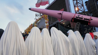 Εκτός ελέγχου στη Μέση Ανατολή: Ο Τραμπ απειλεί με όλεθρο το Ιράν - Εκδίκηση υπόσχεται ο Χαμενεΐ