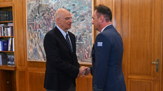 Ο Δένδιας συναντήθηκε με τον πιλότο του F-16 που πραγματοποίησε αναγκαστική προσγείωση στη