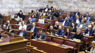 Φυλλορροεί η κοινοβουλευτική ομάδα του ΣΥΡΙΖΑ: Μένει με 22 βουλευτές- Μόλις έναν πάνω από το ΚΚΕ