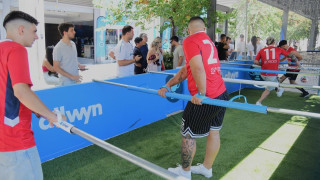 Human Foosball: Το πιο διασκεδαστικό παιχνίδι του καλοκαιριού στο κατάστημα της Allwyn στο Σύνταγμα