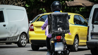 Νεκρός 20χρονος διανομέας σε τροχαίο στην Αγία Παρασκευή - Η μηχανή του παρασύρθηκε από ΙΧ