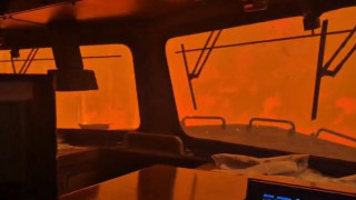 Συγκλονιστικό βίντεο: Τρένο περικυκλώνεται από φλόγες από τις φωτιές στον Καναδά
