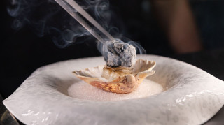 Το fine dining συναντά τον ξυλόφουρνο σε ένα top hospitality concept στο νησί των ανέμων