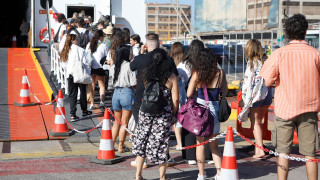 Το αδιαχώρητο στα λιμάνια Πειραιά και Ραφήνας από τους εκδρομείς του Ιουλίου