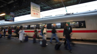 «Ο υπάλληλος του μήνα»: Σταμάτησε την υπερταχεία στη Γερμανία για να αγοράσει... χαρτί υγείας