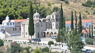 Άργος: Θρήνος στην κηδεία του 20χρονου που πυροβολήθηκε από αστυνομικούς - Συντετριμμένη η μητέρα
