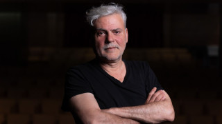 Νίκος Καραθάνος στο Επί Σκηνής: Η ειρήνη είναι μια κούφια ευχή – Η τέχνη δεν είναι ψυχαγωγία
