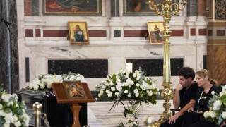 Στη Μητρόπολη Αθηνών η σορός της Μάρως Κοντού - Πλήθος κόσμου στην κηδεία