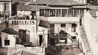 Λουλούδια και κεριά στην «Οικία Κοκοβίκου» στην Πλάκα - Ένα διαφορετικό «αντίο» στη Μάρω Κοντού