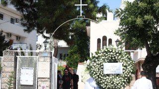 Θλίψη στην κηδεία του Λορέντζο Καριέρε - Συντετριμμένοι η οικογένειά του και οι «Φίλοι για Πάντα»