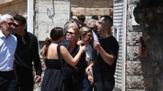 Θλίψη στην κηδεία του Λορέντζο Καριέρε - Συντετριμμένοι η οικογένειά του και οι «Φίλοι για Πάντα»