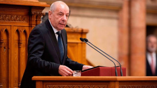 Ουγγαρία: Ο πρόεδρος υπέγραψε τη συνταγματική μεταρρύθμιση με την οποία τερματίζεται η θητεία του