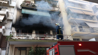 Φωτιά σε διαμέρισμα στον Πειραιά - Στο σημείο ισχυρές πυροσβεστικές δυνάμεις