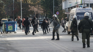 Θεσσαλονίκη: Συμπλοκή αντιεξουσιαστών - αστυνομικών μετά την 4η προφυλάκιση για τη δολοφονία Νέστορα