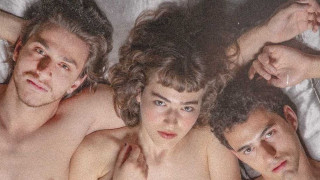 «The Dreamers»: Ο Κωνσταντίνος Ρήγος μεταφέρει στη σκηνή το εμβληματικό έργο του Μπερτολούτσι