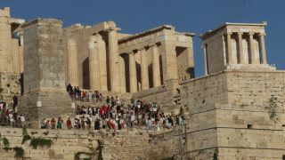 Επίθεση στην Ακρόπολη: Τι γνωρίζουμε για τον δράστη – Συνελήφθη από τους αστυνομικούς