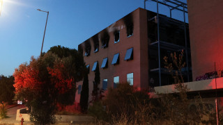 Υπό μερικό έλεγχο η φωτιά σε εγκαταλελειμμένο κτήριο κοντά στο Ολυμπιακό Χωριό