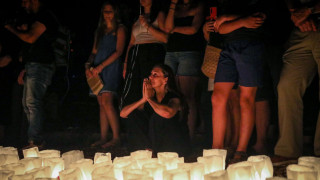 Μάτι: Σε κλίμα οδύνης οι εκδηλώσεις μνήμης - Η στιγμή που ακούγεται το προσκλητήριο των νεκρών