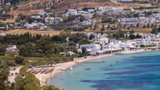 Το «κίνημα της πετσέτας» επιστρέφει: Διαμαρτυρία στην Πάρο για τις ξαπλώστρες στην Τρυπητή