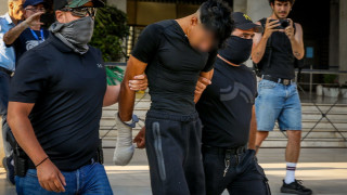 Βίντεο μετά τη δολοφονία Γεωργίου: Ο 28χρονος βγαίνει από το γραφείο με το λάπτοπ στο χέρι