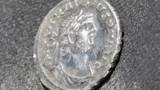 Σπάνιο ρωμαϊκό νόμισμα 1.700 ετών με τον «αυτοκράτορα της Βρετανίας» ανακαλύφθηκε σε ανασκαφή